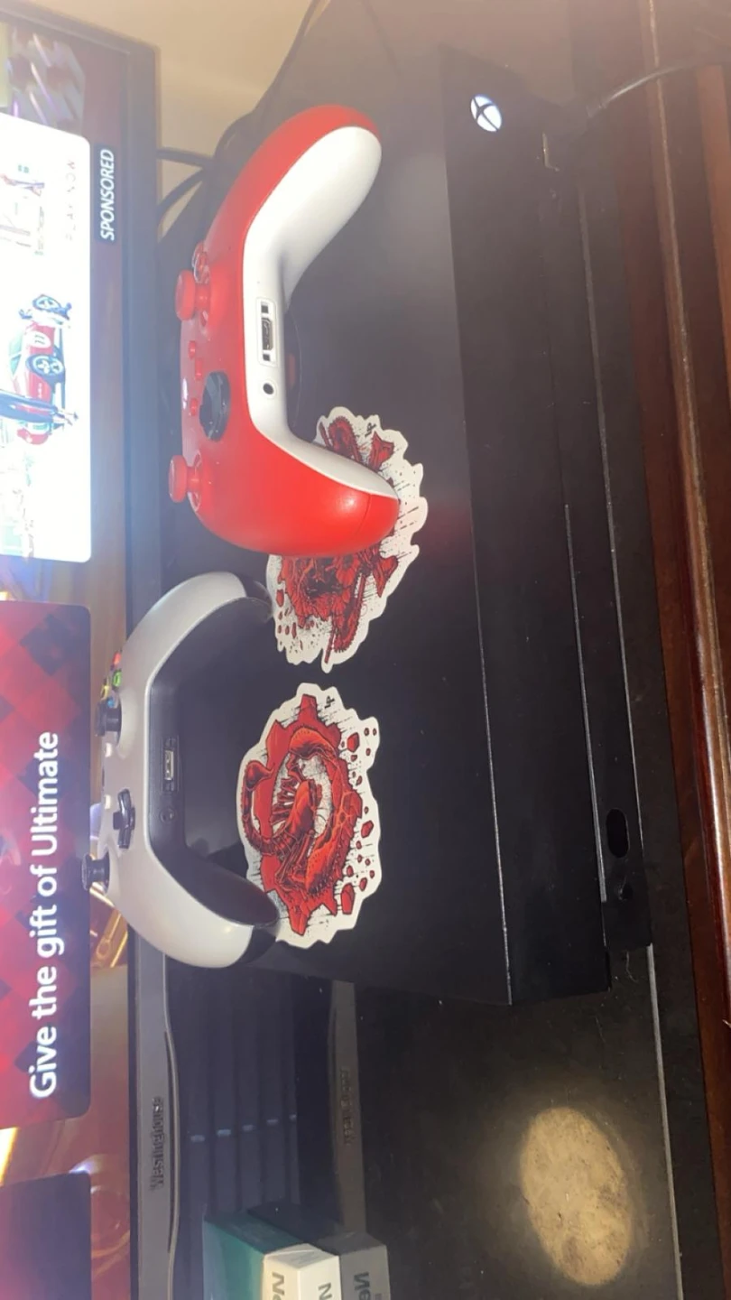 Xbox one x 1tb comes with 21 games and 2 controllers - photo 5