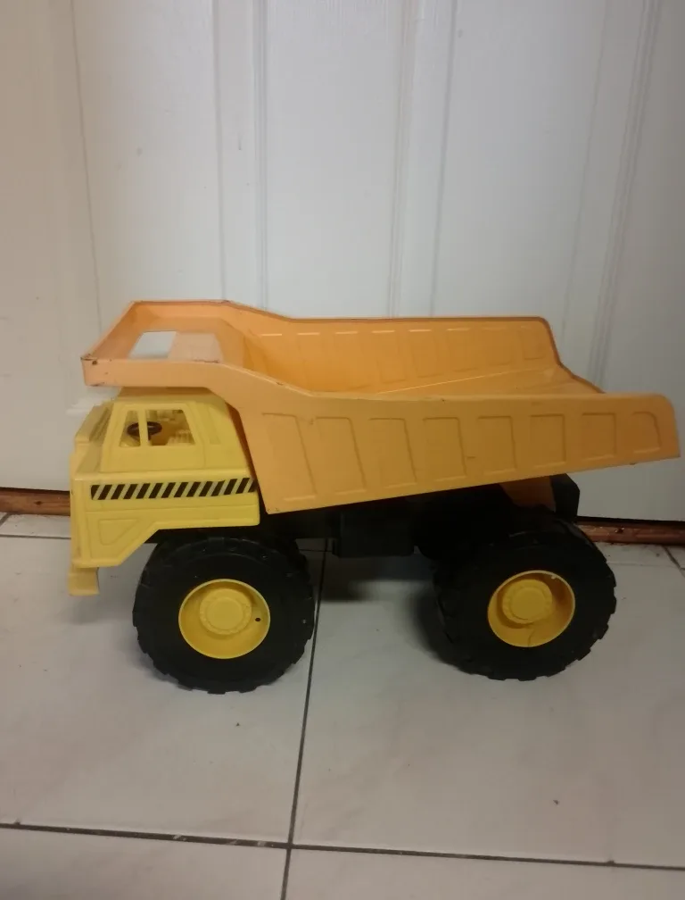 Heavy duty Mighty Dump Truck with metal bed