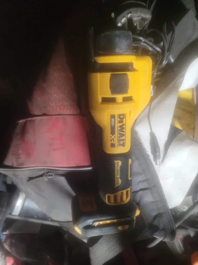 Milwaukee M12 Cordless Drill & DeWalt 20V Drill image indicator(5)