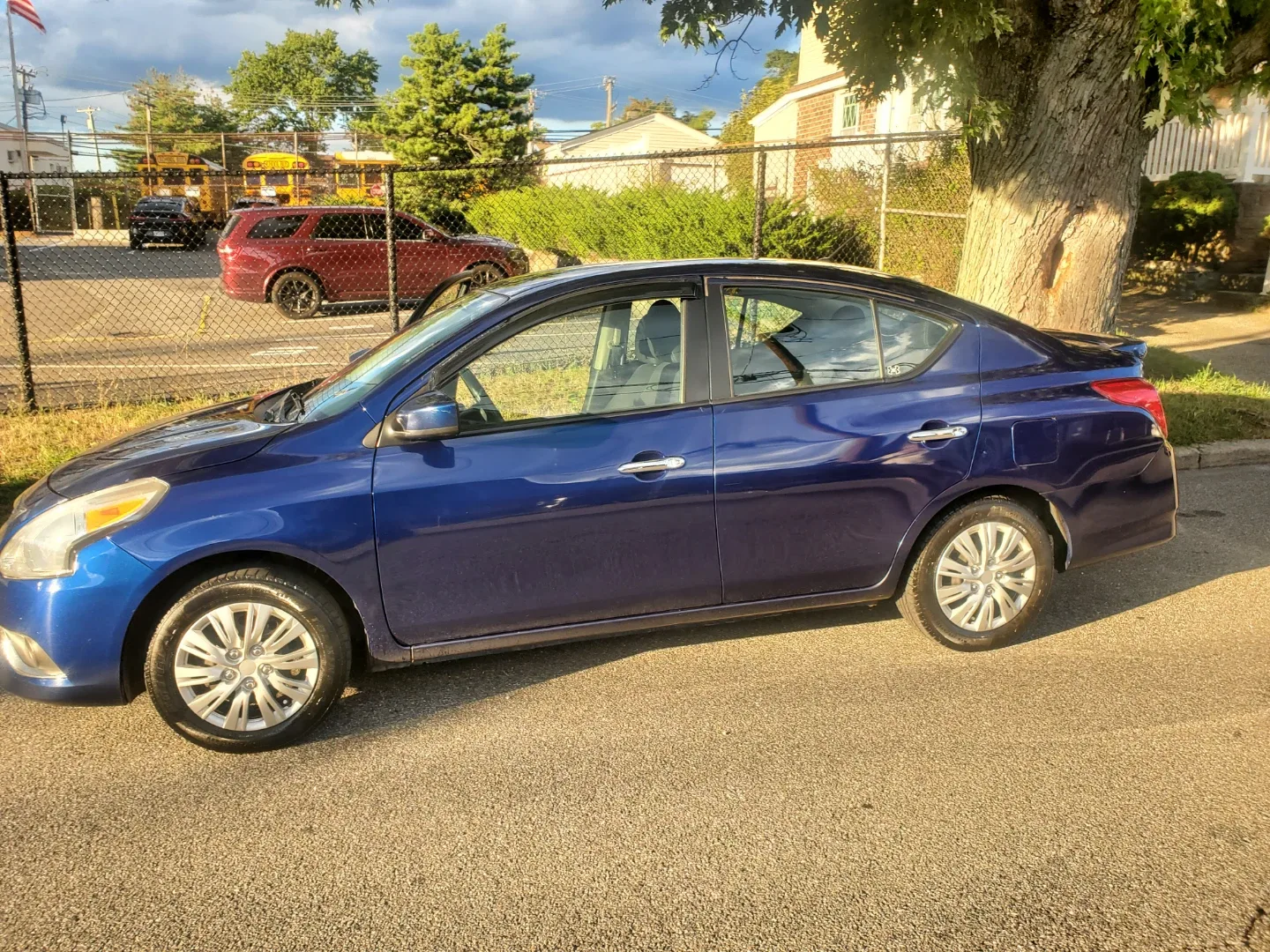 Blue Nissan Versa Sedan image indicator(3)