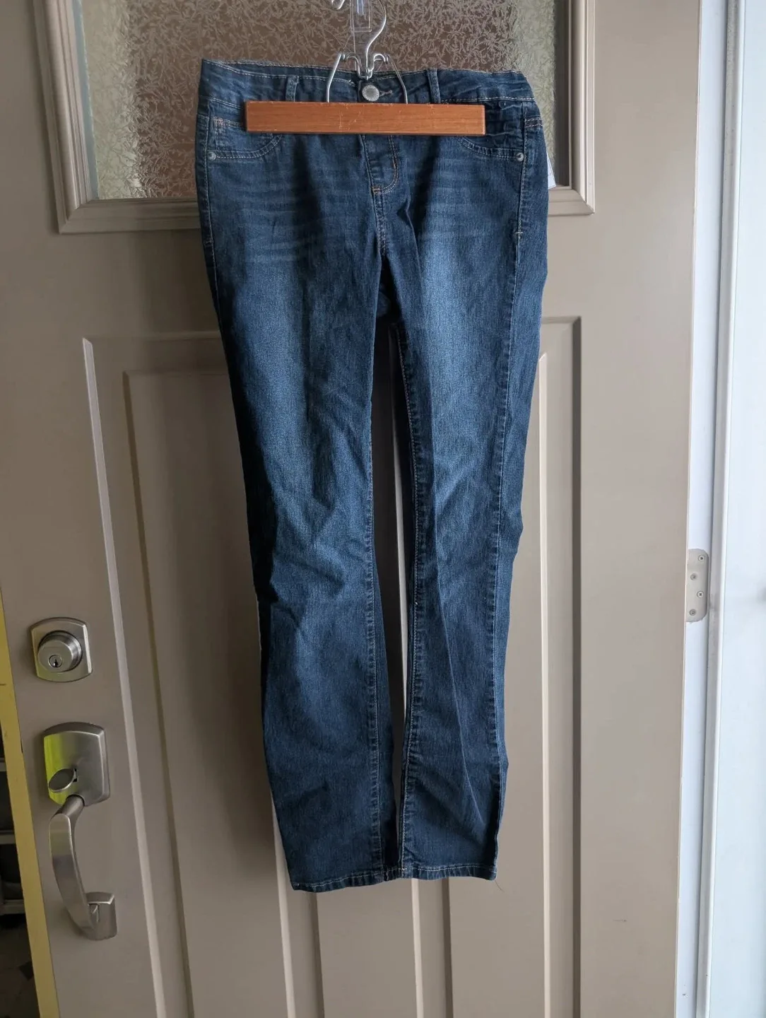 Womens sz 28 jeans $5 each