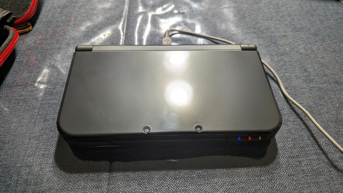 Used *Near Mint* Nintendo 3DS XL w/ Games