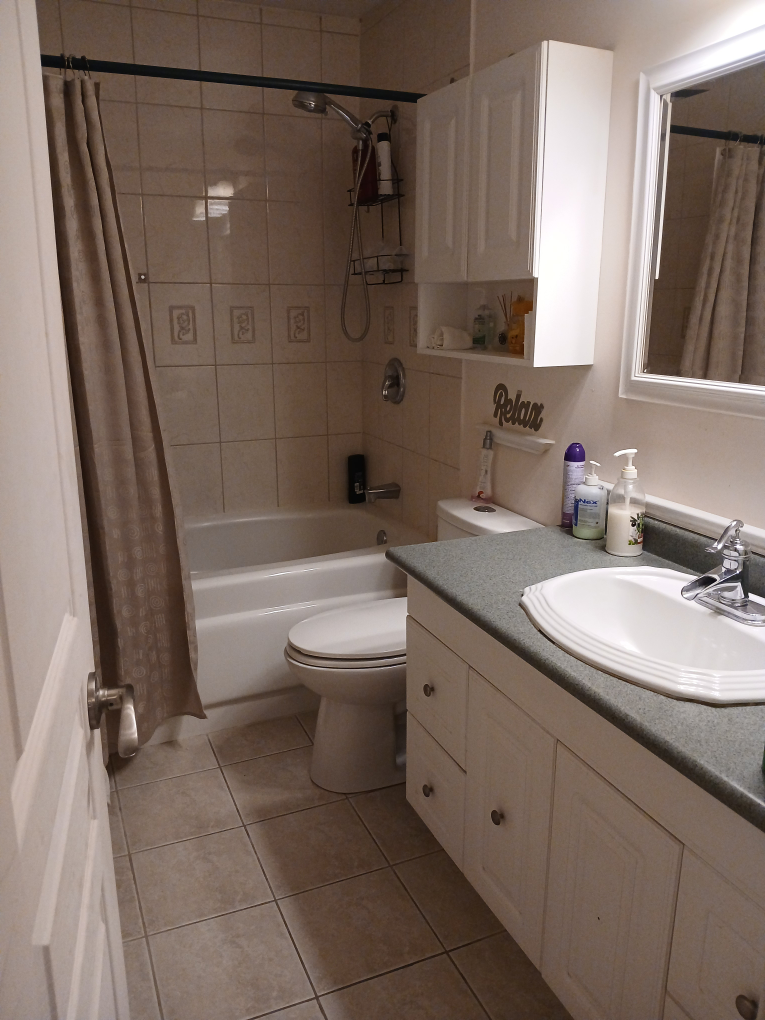 Furnished room on upper floor. near Bramalea City Centre. - photo 3