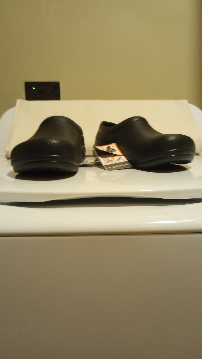 Shoes slippers: Crocs slip resistant shoes men's size 9 new! - photo 3