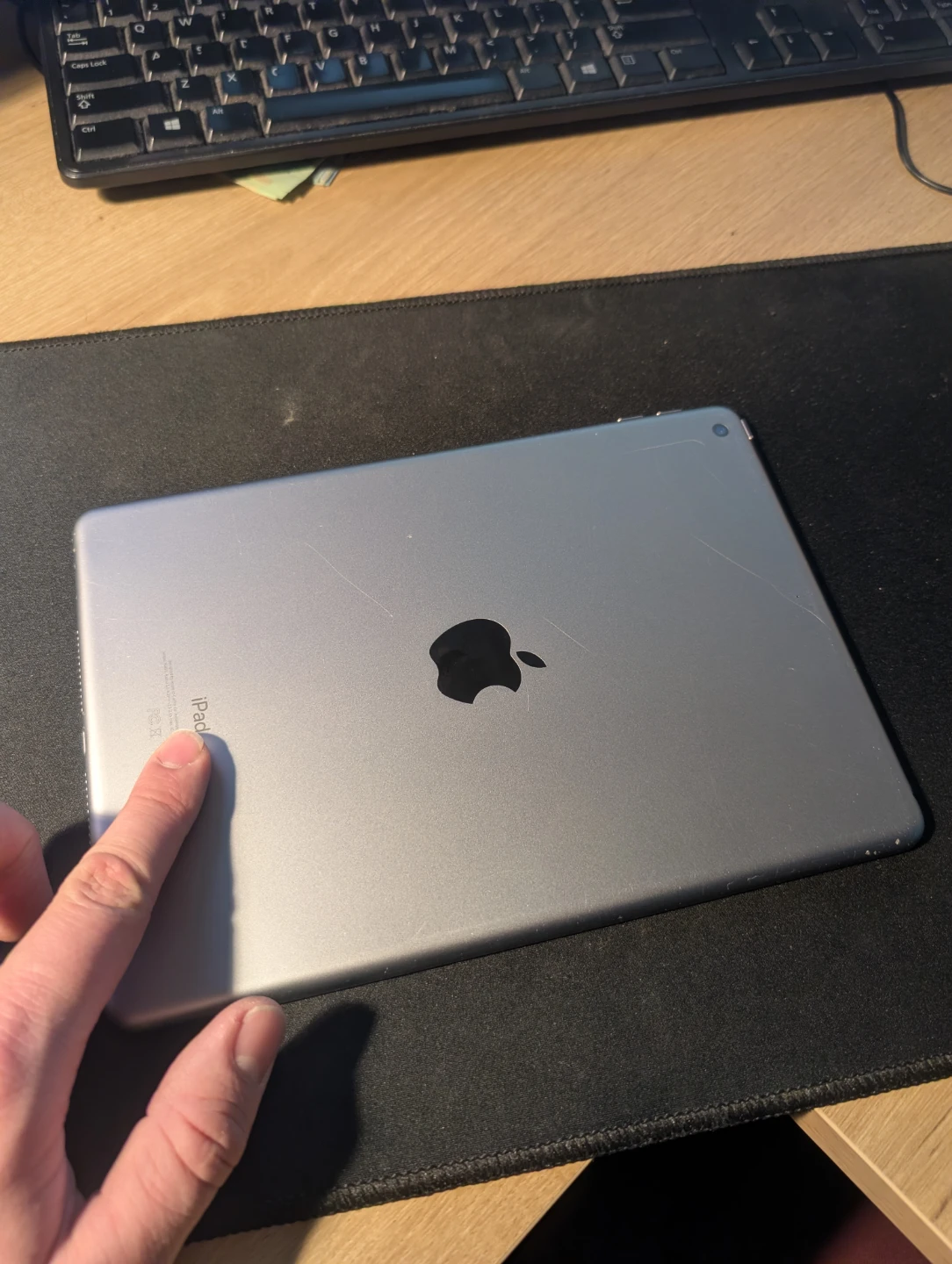 iPad 6 crack on display - photo 3