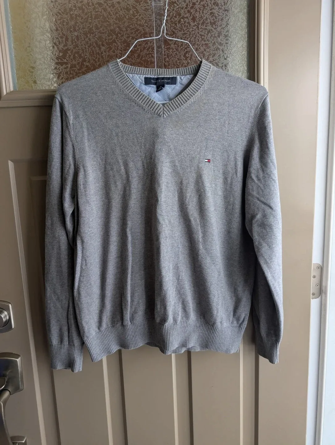 Mens sz med Tommy Hilfiger sweater