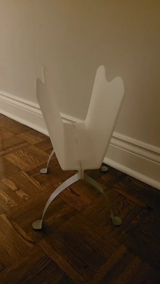 #cleanout White Magazine Rack