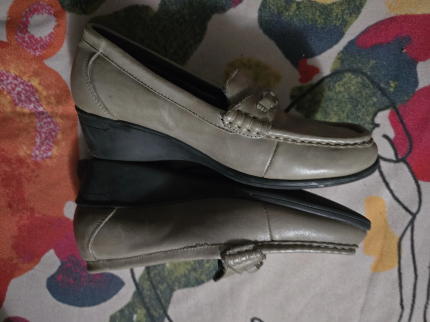 SOFT Beige /Black Pewter  Leather Loafers - Size 9 - photo 4