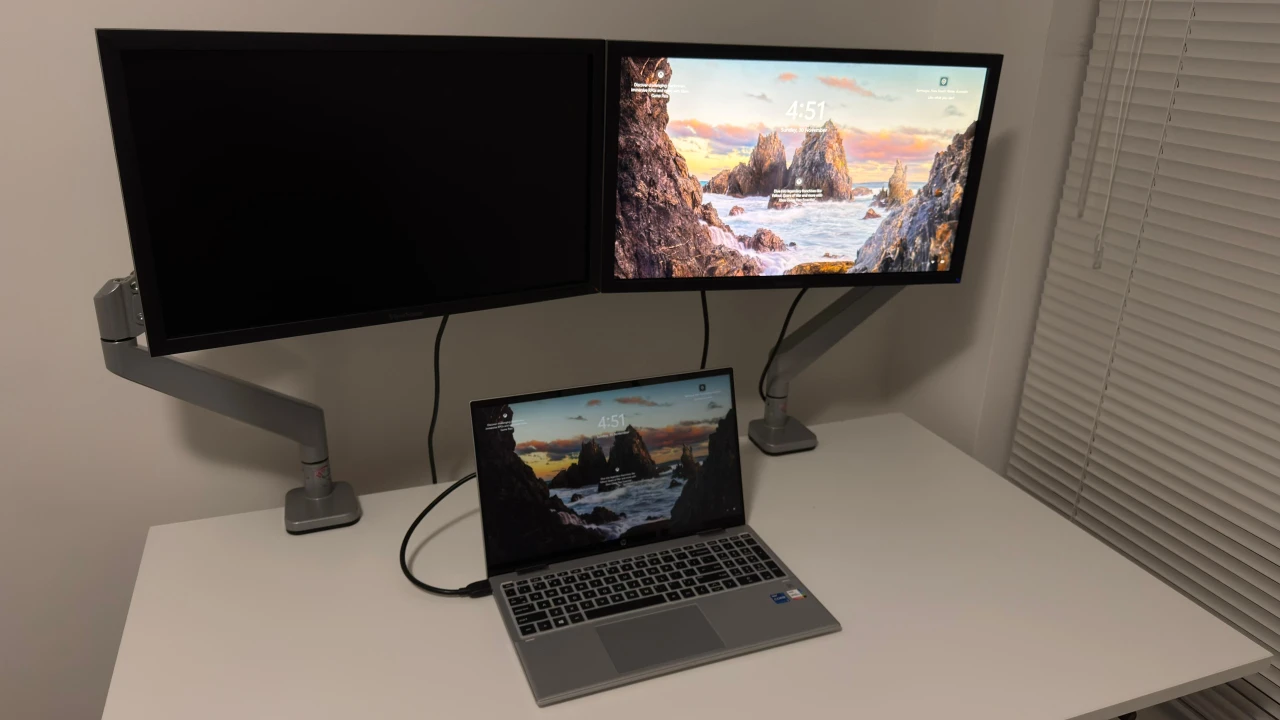 2 Monitors & 2 Mounts - ViewSonic VG2239m-LED - 22" - photo 2