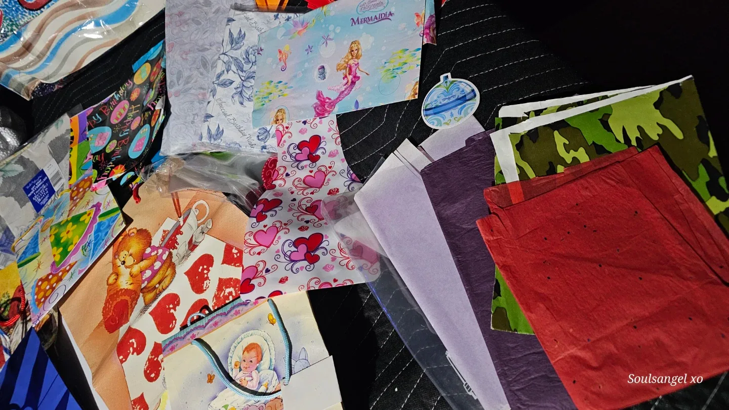 Mixed Lot of Gift Bags & Tissue Paper image indicator(2)
