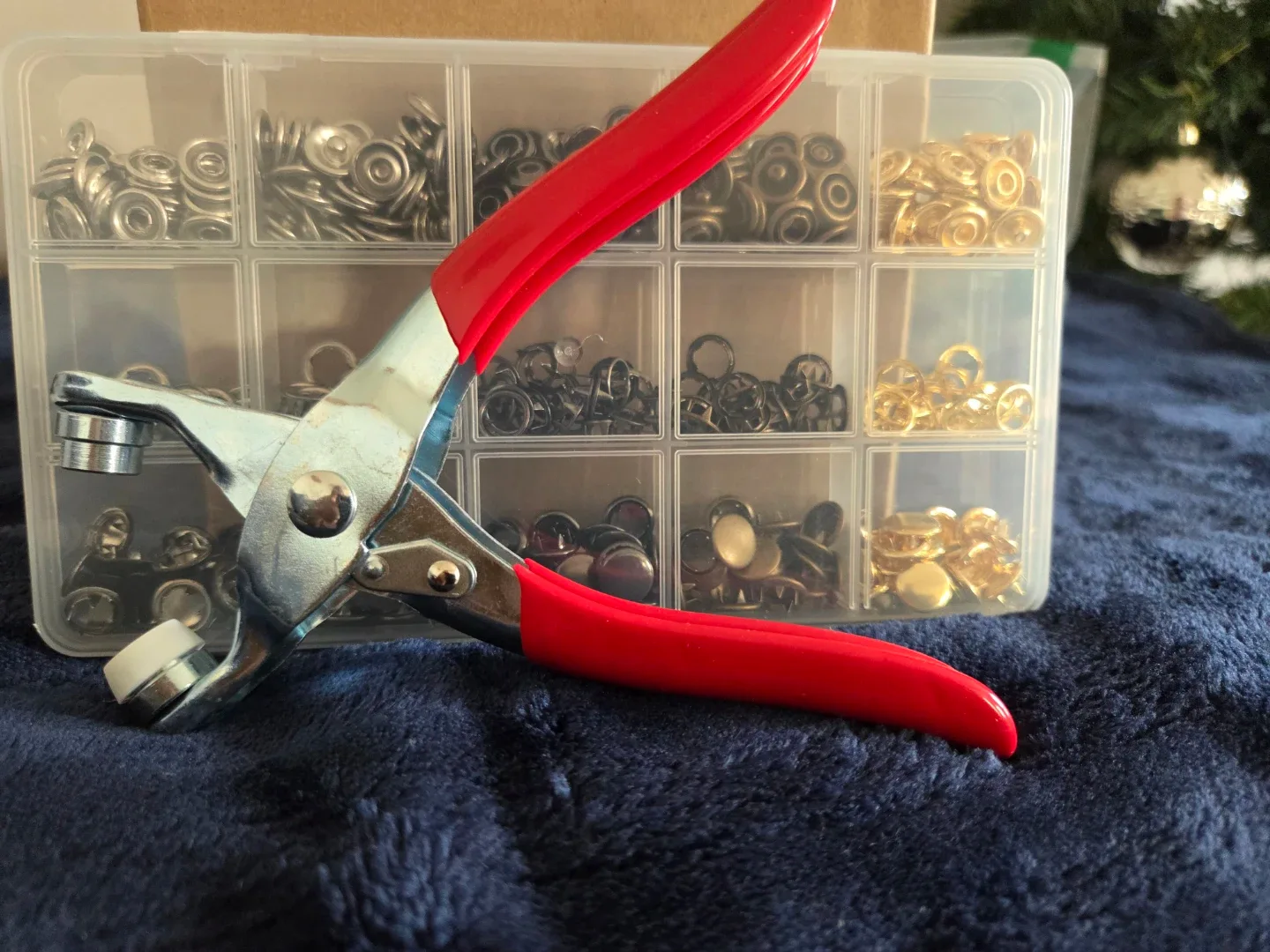 Sewing Kit with Approx 100PCS Metal Buttons image indicator(4)