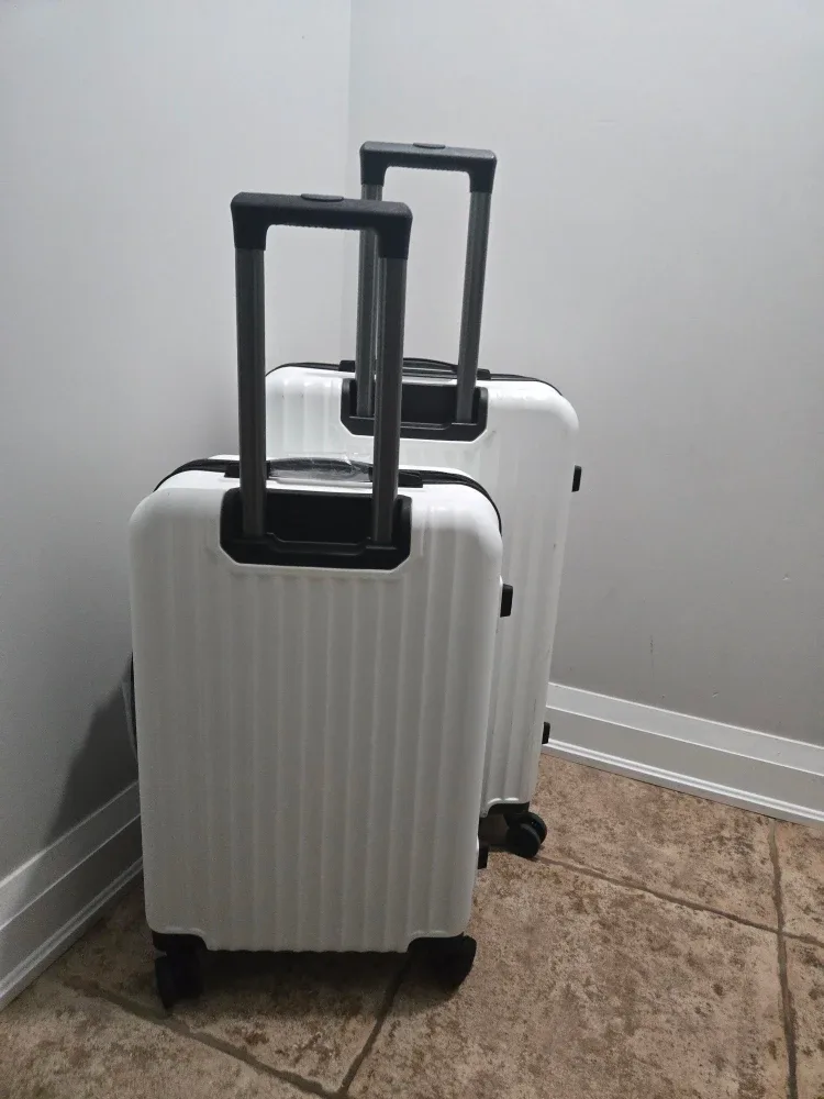 White Hardside Luggage Set image indicator(3)