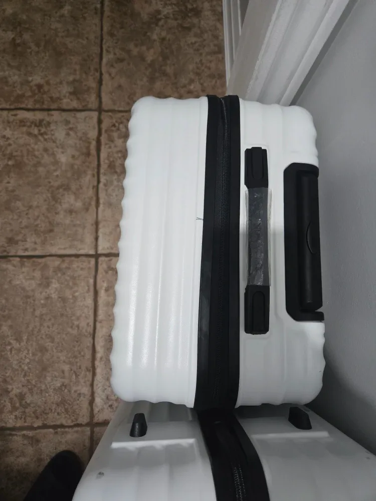 White Hardside Luggage Set image indicator(5)