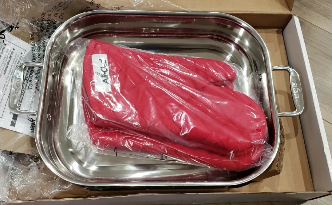 All-Clad Lasagna Pan with 2 Red Oven Mitts - New in Box! - photo 3