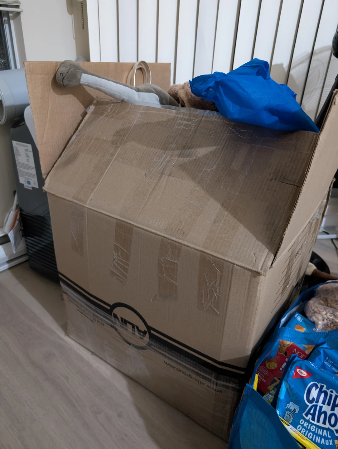 3 Huge boxes of womens clothing, over 800 pieces - photo 3