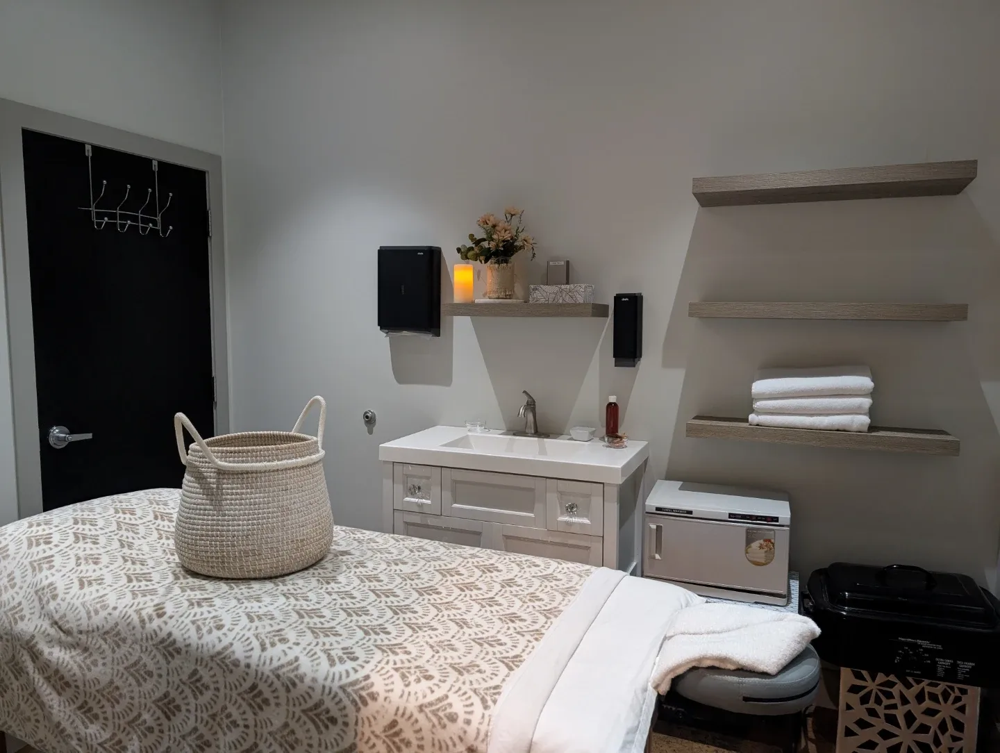 One hour Full body massage with back Exfoliation for two image indicator(3)