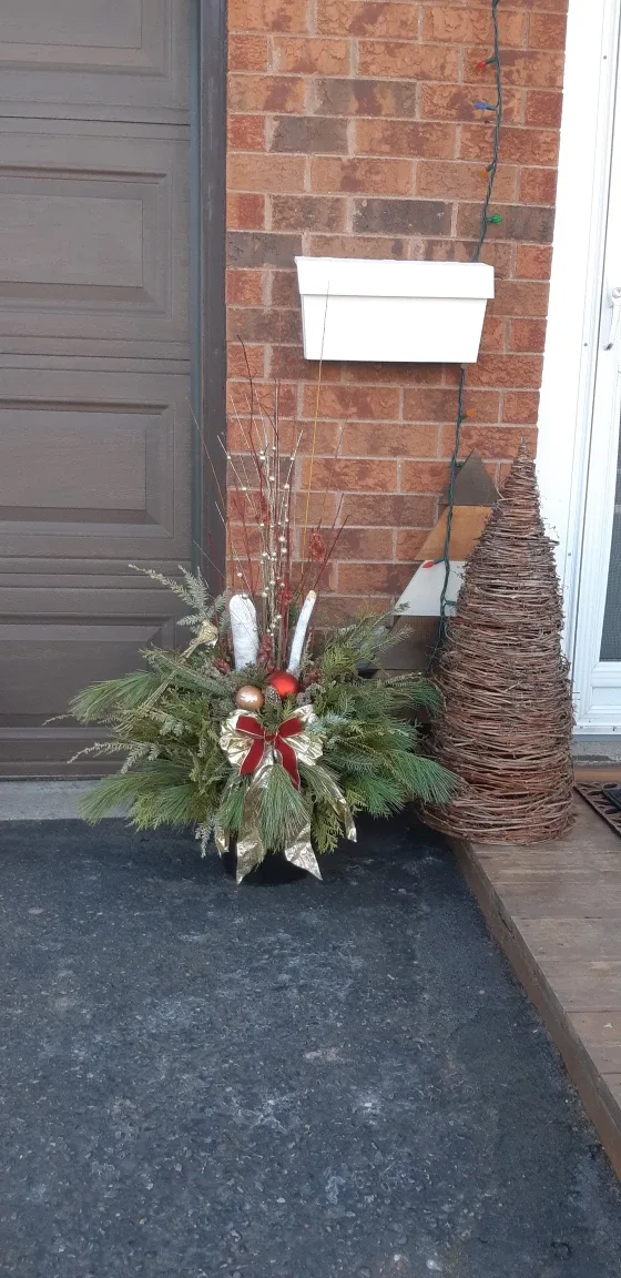 Outdoor Christmas Planter image indicator(2)