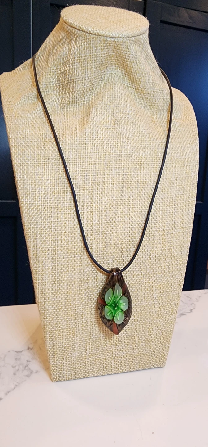 Handmade Flower Pendant Necklace - photo 3