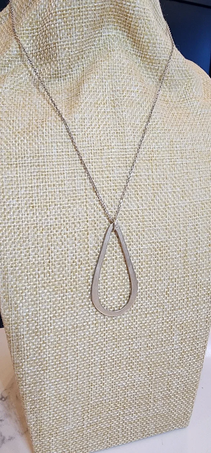 Silver Teardrop Pendant Necklace image indicator(3)