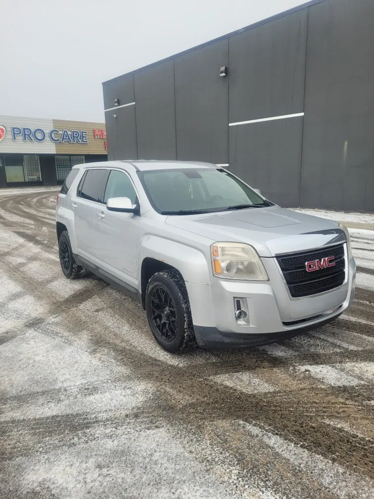 Silver GMC Terrain SUV image indicator(3)