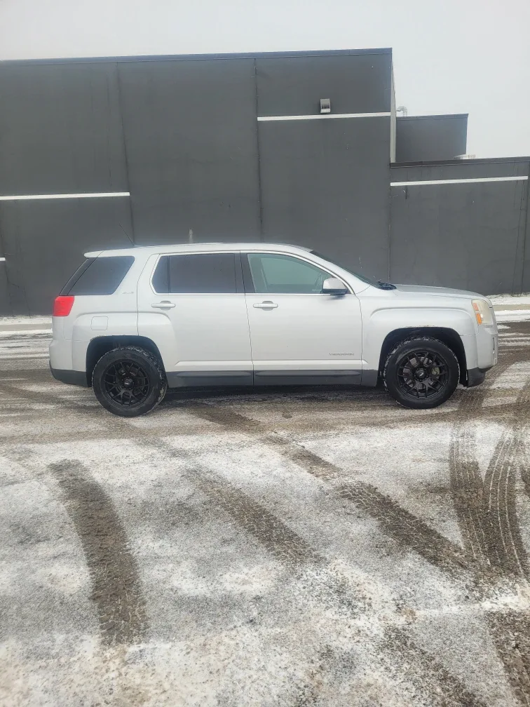 Silver GMC Terrain SUV image indicator(4)