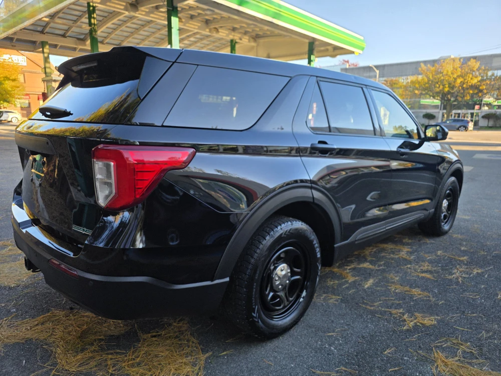 2020Ford Explorer Black SUV - photo 4