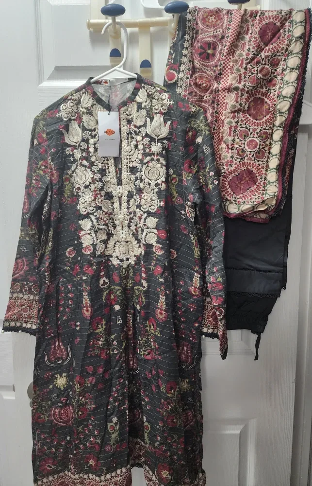 New Khaadi embroidered 3-Piece lawn Suit - Size 10 image indicator(2)