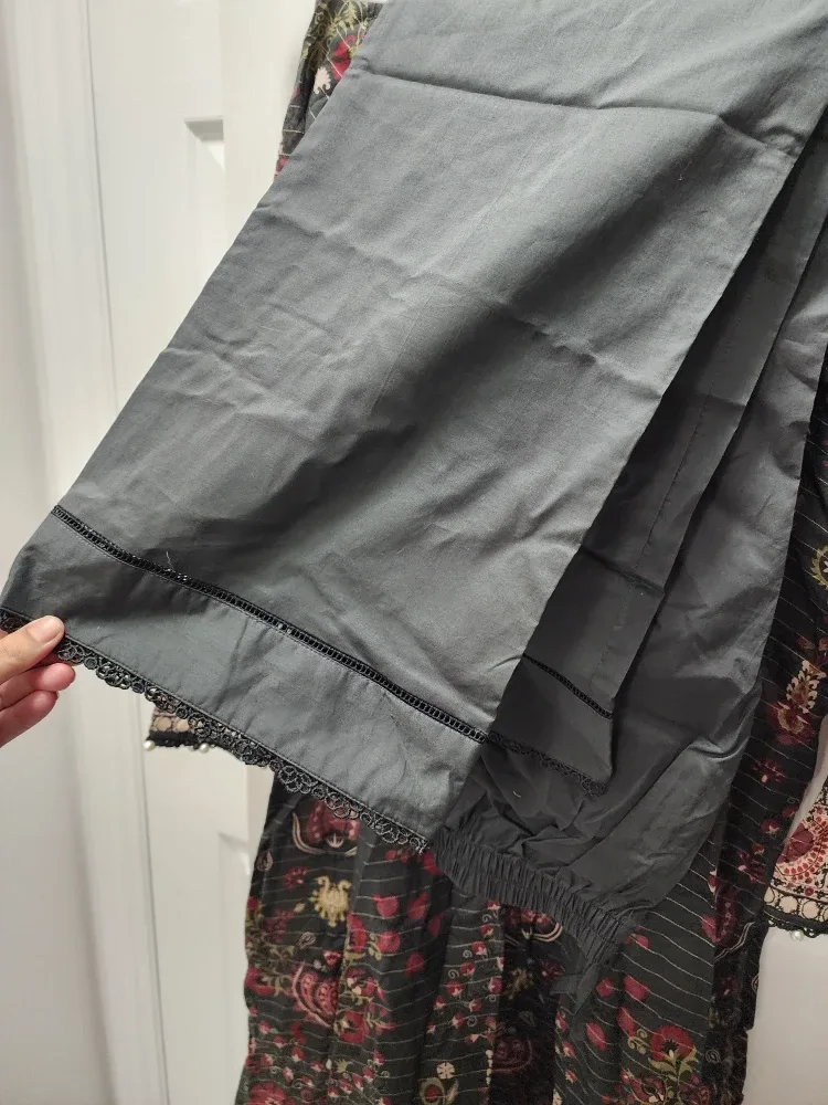 New Khaadi embroidered 3-Piece lawn Suit - Size 10 image indicator(10)