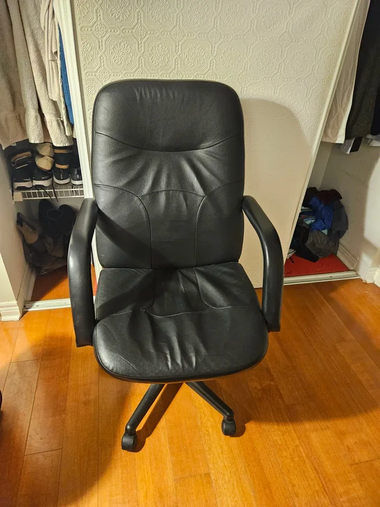 Computer desk chair (height adjustable)