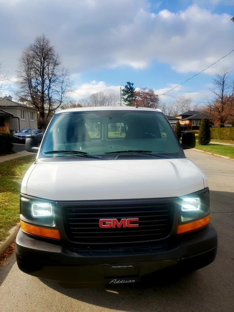 GMC Savana Cargo Van image indicator(2)
