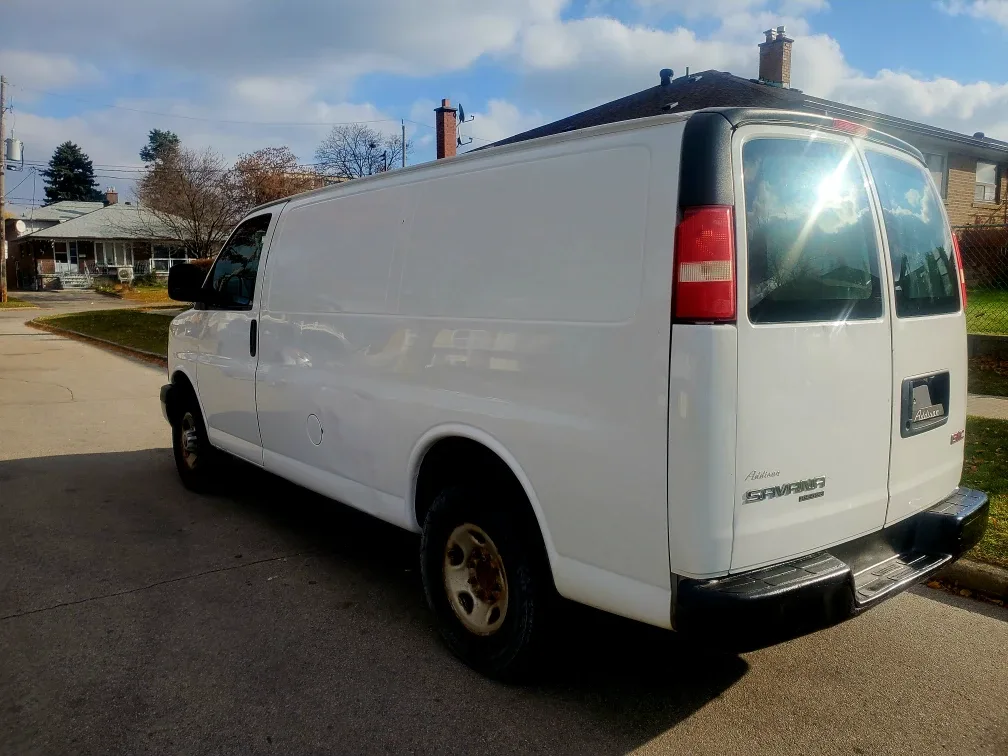 GMC Savana Cargo Van image indicator(6)