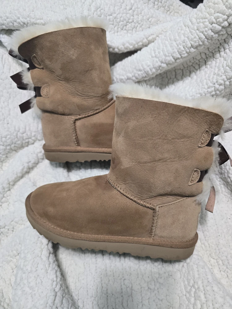 Kids UGG Bailey Bow II Boots Size 3 Chestnut