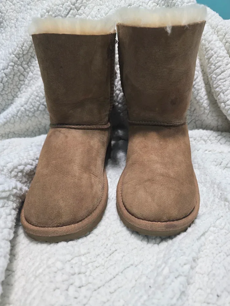 Kids UGG Bailey Bow II Boots Size 3 Chestnut image indicator(2)