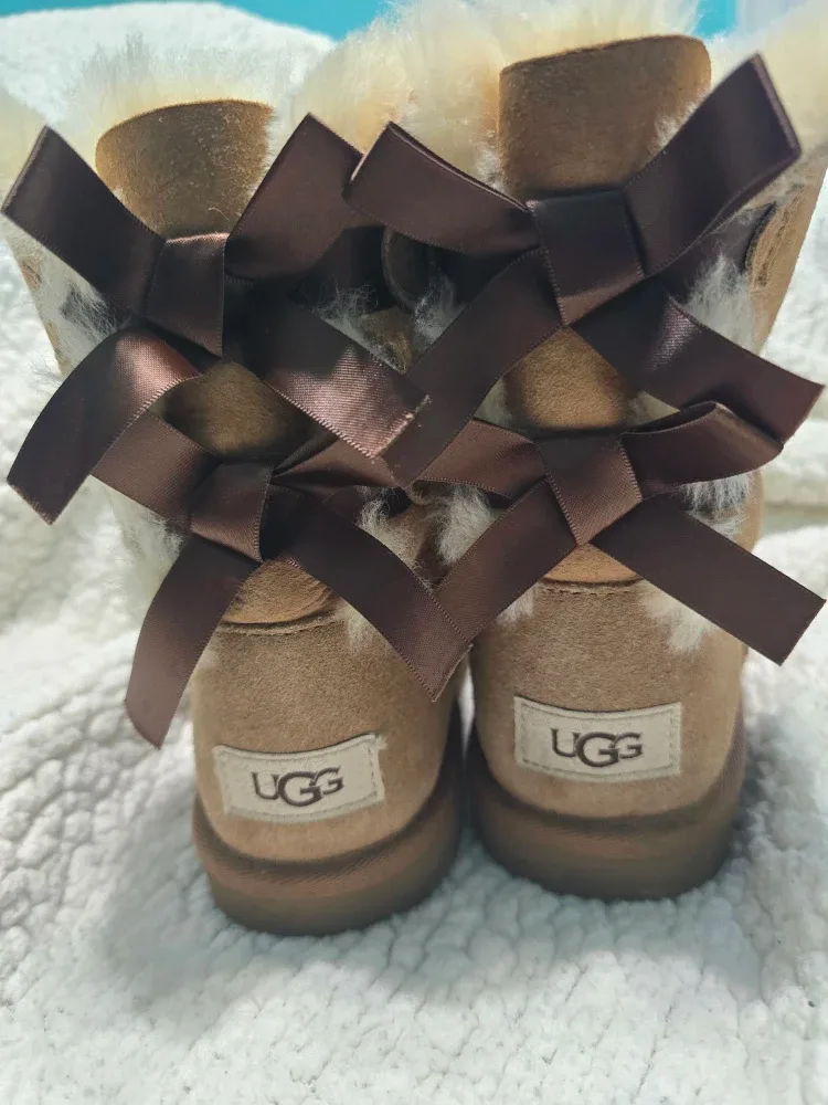 Kids UGG Bailey Bow II Boots Size 3 Chestnut image indicator(3)