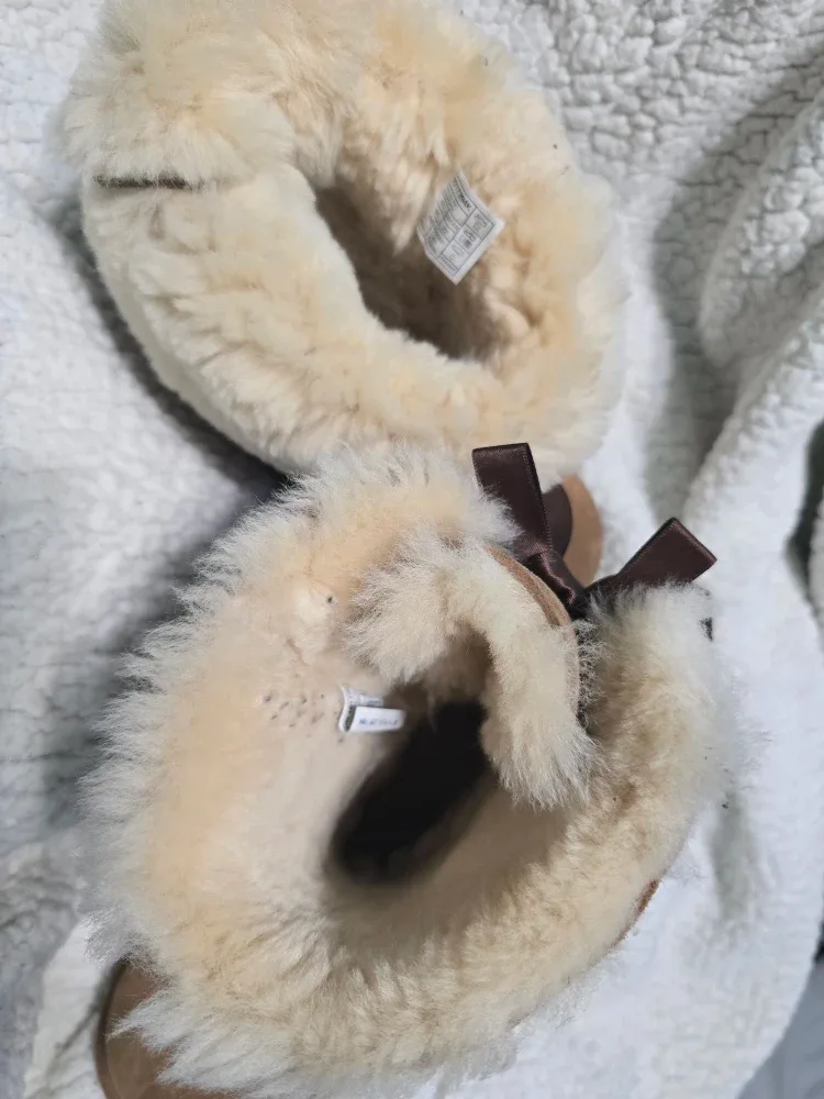 Kids UGG Bailey Bow II Boots Size 3 Chestnut image indicator(6)