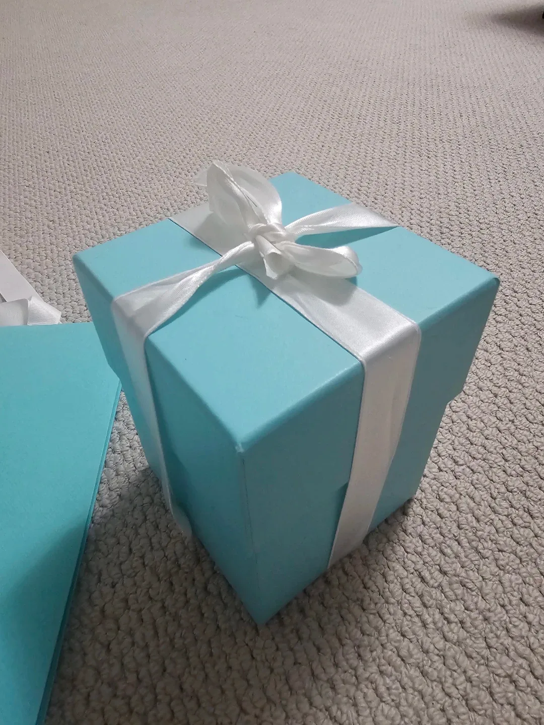 Tiffany & Co. All Gold Everything Scented Candle image indicator(5)