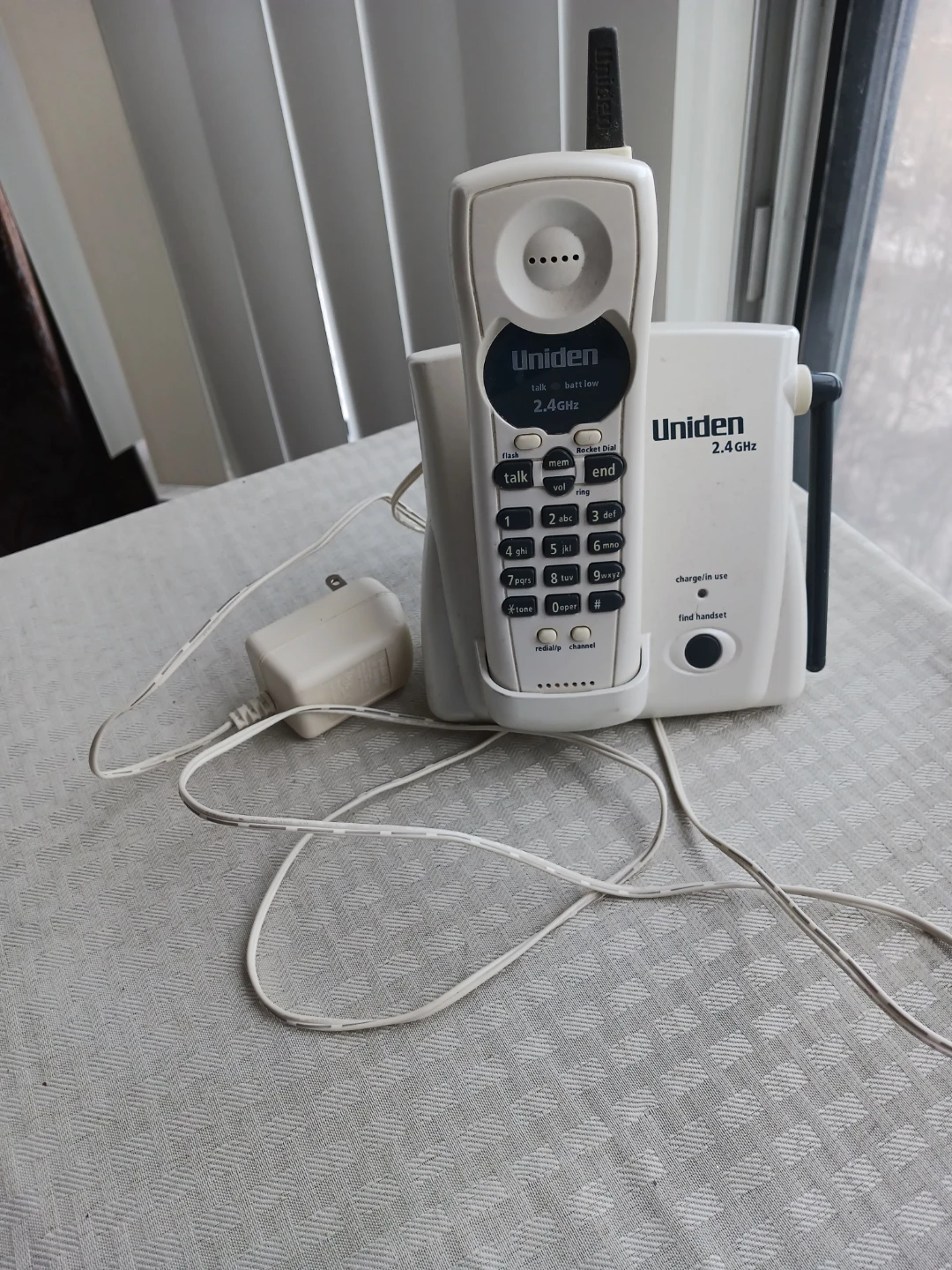 Uniden 2.4 GHz Cordless Phone - photo 2