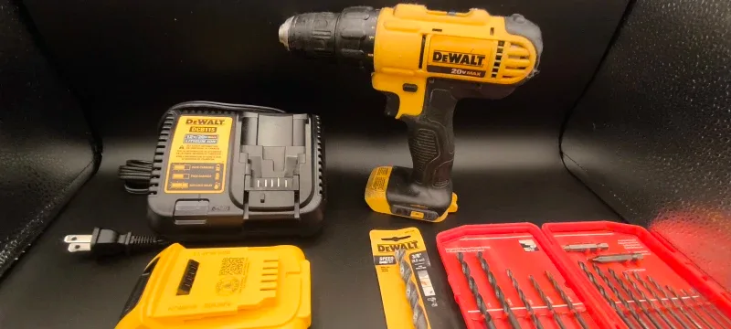 DeWalt Cordless Drill & Tool Set image indicator(4)