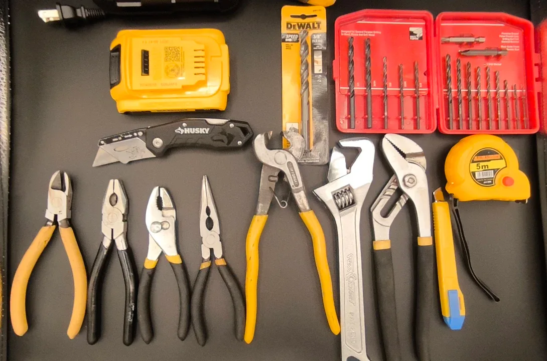 DeWalt Cordless Drill & Tool Set image indicator(5)