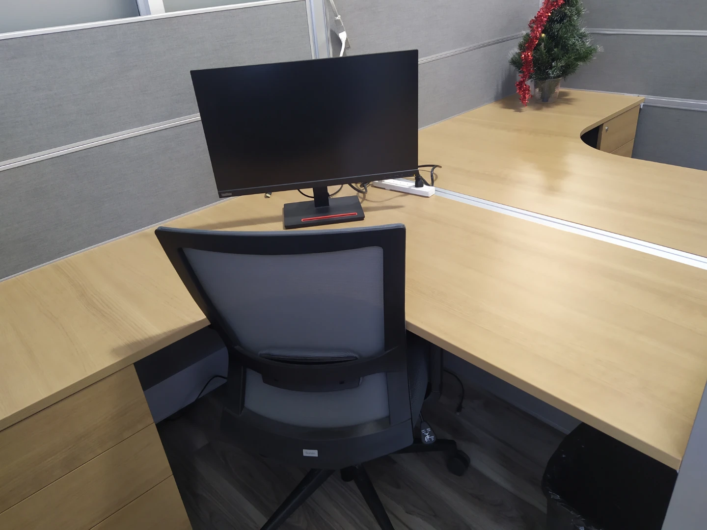Almost New Office Cubicle Workstation - photo 3