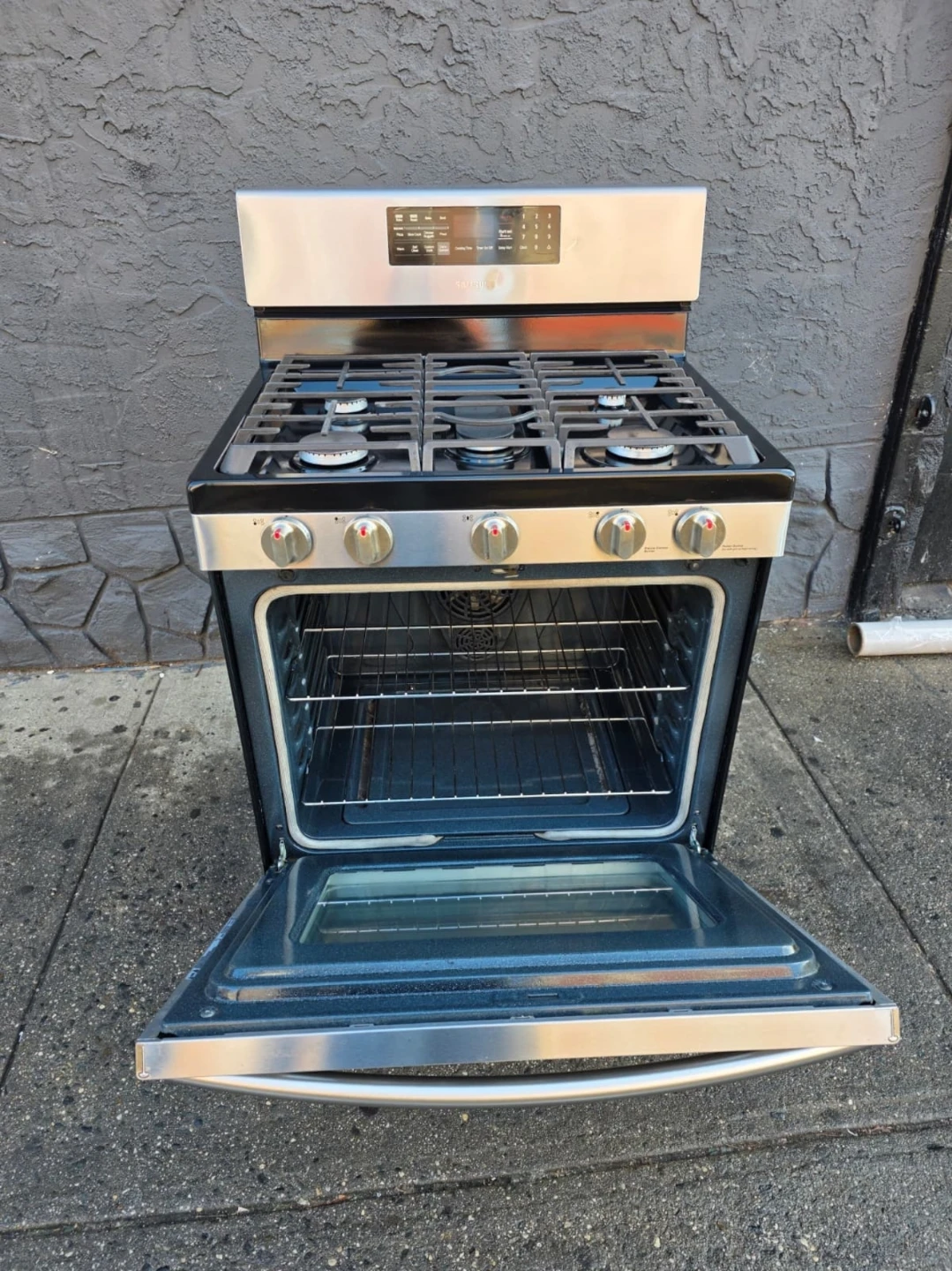 Samsung 30in Stainless steel gas stove - photo 2