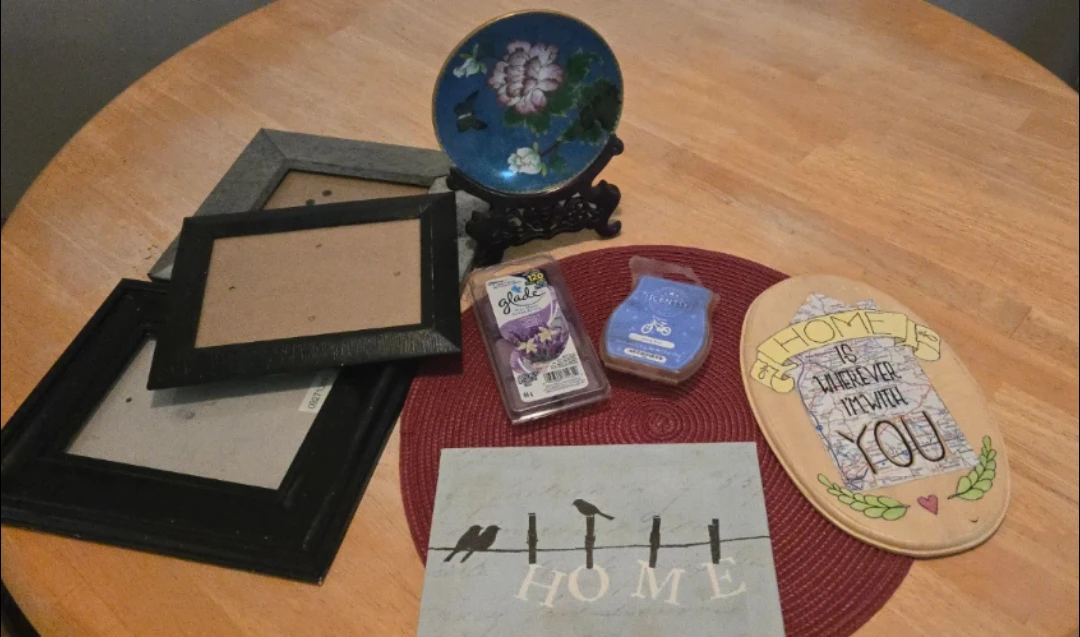 #Gifting 🎁 Home Decor Items: Frames, Glade Wax Melts, Scentsy