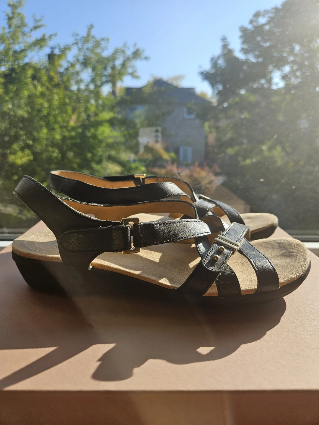 Naturalizer Windsor black flat leather sandals 7M - photo 2