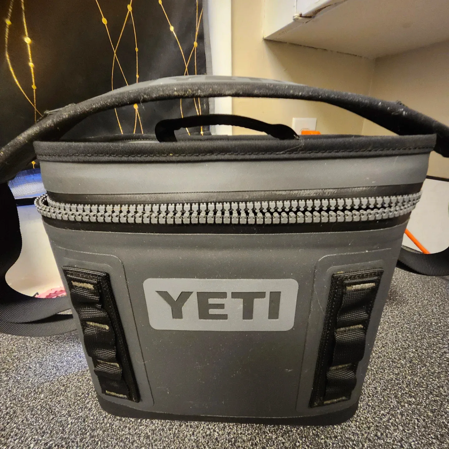 #Clearout Yeti Hopper Flip 12 Soft Cooler - Grey