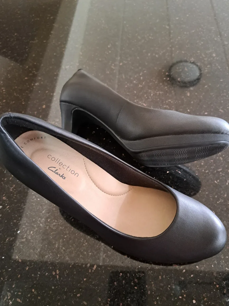 Clarks Collection Black 5 1/2 US image indicator(2)