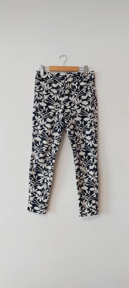 Old Navy Pixie Skinny Pants - Size 2