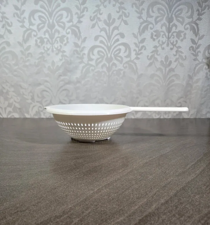 White Plastic Colander image indicator(2)