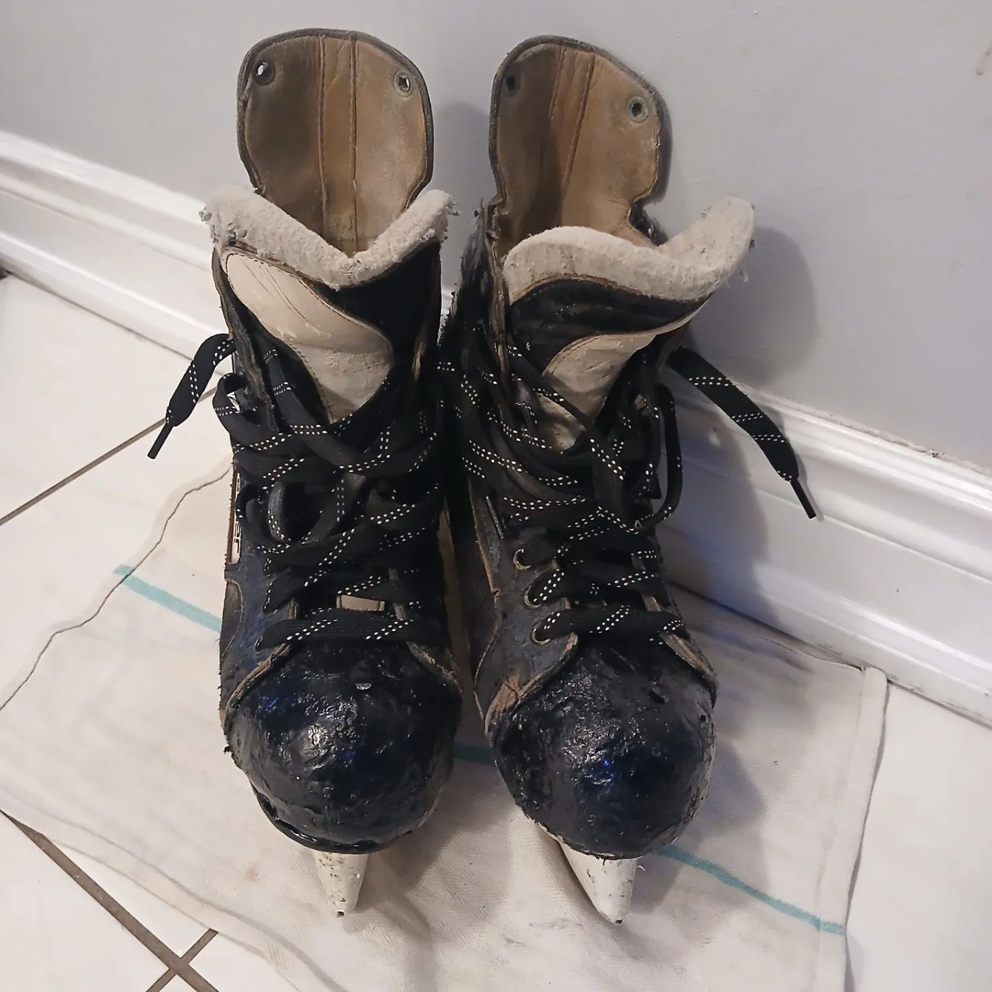 Bauer 2000 Hockey Skates Size 9.5 D # Cleanout image indicator(2)