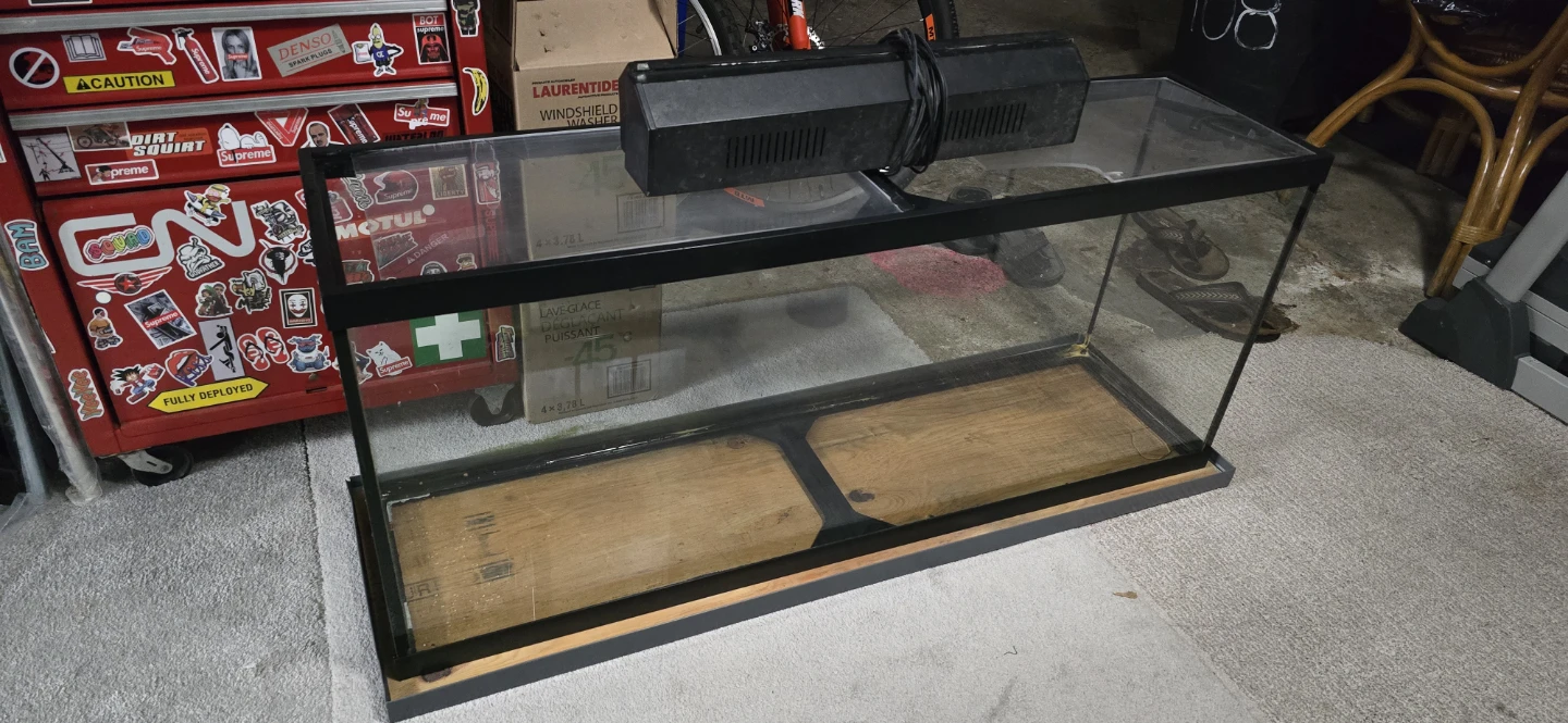 Large Fish Tank with Light - photo 4