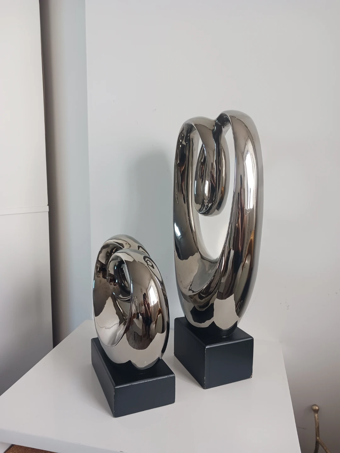 Entwined Elegance: Chrome Abstract Sculpture Set - photo 2
